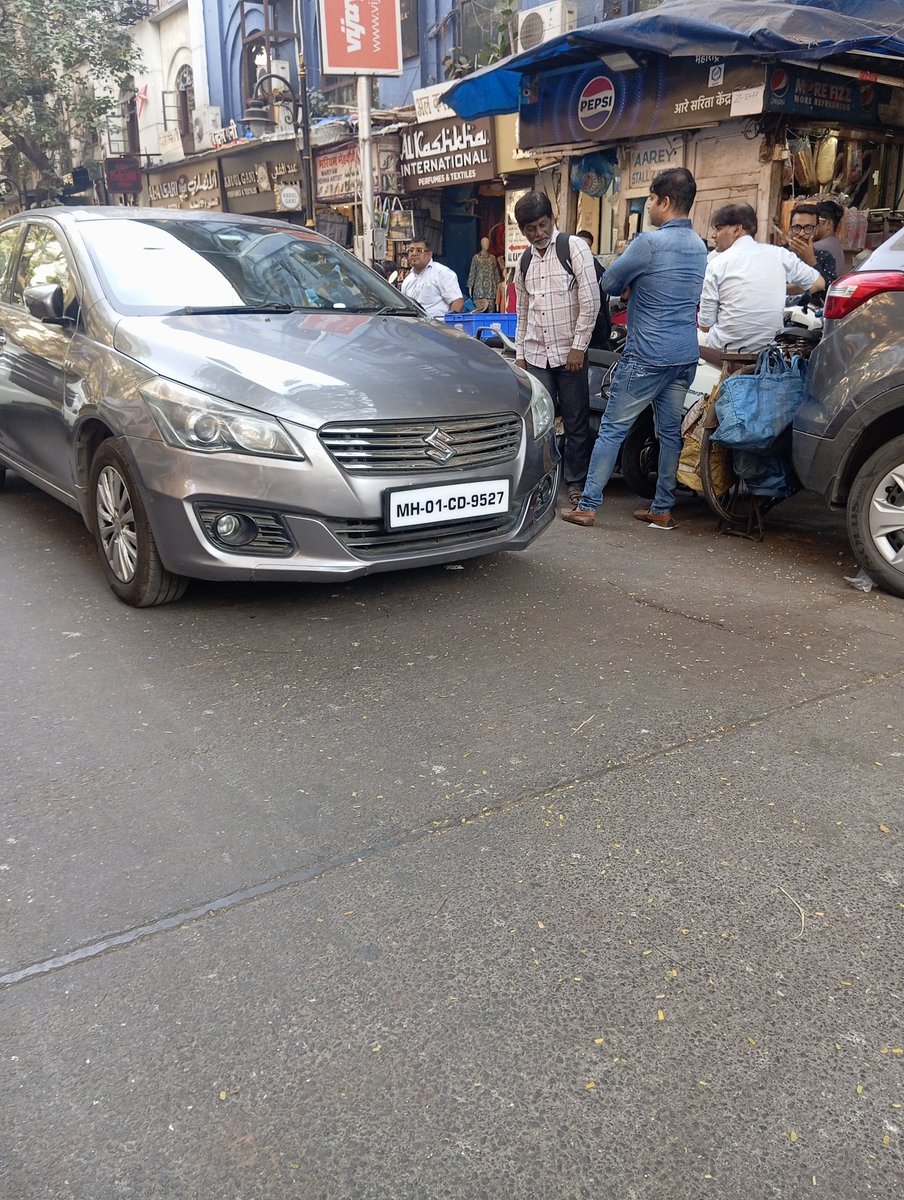Bycullasena's tweet photo. @MTPHereToHelp this vehicle no MH 01 CD 9527 park at middle of Arthur bunder road Colaba Mumbai 5 
Pls send urgent RTO to fine this vehicle https://t.co/3olXdbzKnJ