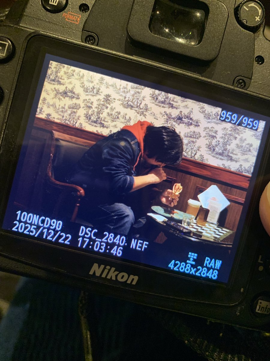 ringoss's tweet photo. 最終日に滑り込んだら…
#名古屋熱海 会！！
マーシーさんと哲平くんも！
創さんはTV電話で✌️
話を弾みに弾ませながら
おいしく頬張りました
カツが本当に美味しかった！
ぜひレギュラーメニューに…🥹
と密かに抱いた人は自分だけじゃないはず
ゴンさんはトイレにも感動してました！
最高の黄昏時🙏🙌 https://t.co/He5OxalE1l