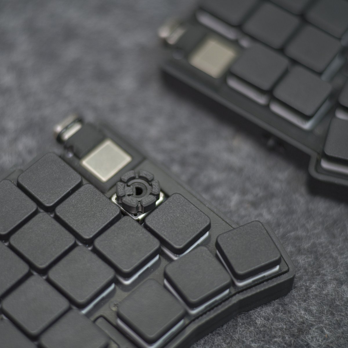 家デスクの操縦桿「moNa2」が完全体に進化した可能性は否定できません