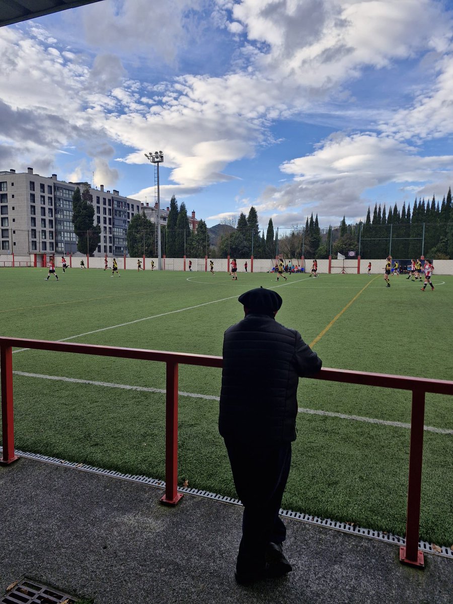 Gaurko aipamen berezia gure zale leialenari!

Gure jokalarietako baten aititea da gure animatzailerik fidagarriena.

Eskerrik asko hainbeste animatzeagatik eta gurekin egoteagatik beti. Zelaian ez duzu jokatzen, baina harmailetan MVP zara! 👏