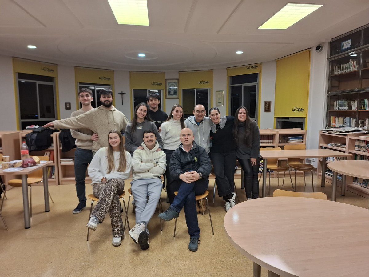 🔝Este domingo comenzó su andadura el #GrupoCristiano #SalleJoven de jóvenes adultos de Los Corrales y <a href="/LaSalleSdr/">La Salle Santander</a> 

🫂Con nosotros estuvo el Hno. <a href="/rafapalomera/">rafapalomera</a> coordinador de <a href="/SalleJovenVA/">Salle Joven Sector Valladolid</a> 

#laPastoralmola💙💛
#SomosLaSalle💫