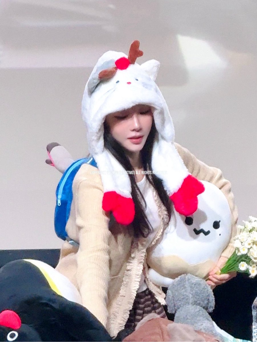 1uvtmg's tweet photo. 251216 🐰👧🏻🎒#태연 #TAEYEON https://t.co/YYbB2UAhJw