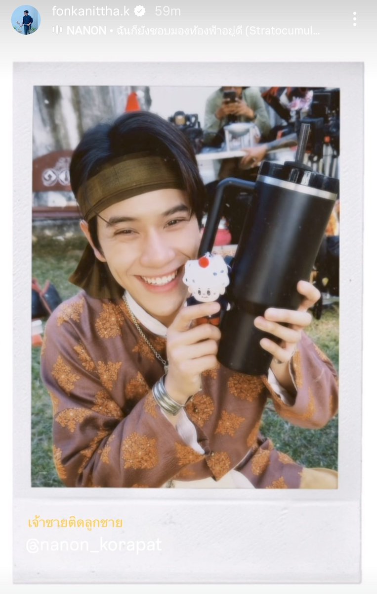 Our adorable prince 🤴🏻✨ all smiling and so handsome 🥰
also the mini NilkNhake looks so much better to his original drawing than the first keychain, glad they improved 😊

#mynameisnanon
#ScarletHeartTH