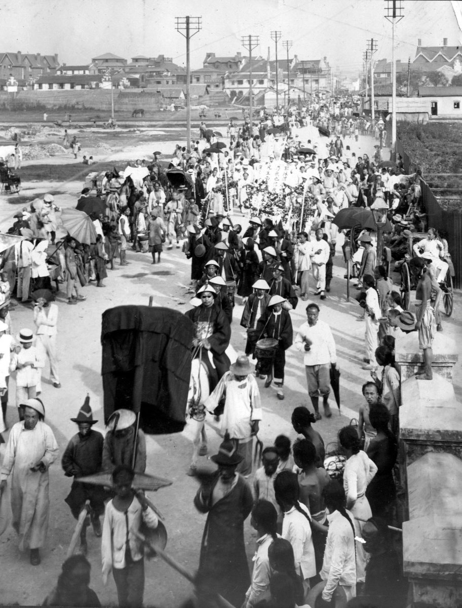 tongbingxue's tweet photo. The street procession of a Qing dynasty magistrate, accompanied by guards and banners, Shanghai, 1909, by Francis E. Stafford. https://t.co/doA0dQKybx