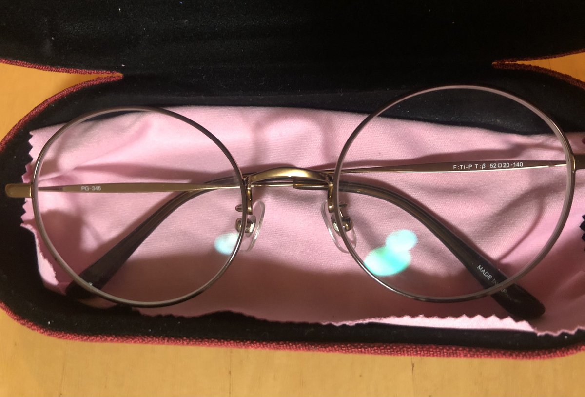 鯖江の眼鏡、細かなディテールも、しなやかな着け心地も大好きで愛用しています
うっかり頭の上にのせると存在を忘れそうになります🤣

#マジカワ