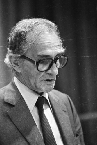 ghjattu_neru's tweet image. Albert Ferracci nous quittait le 20 décembre 2010.

Fils de berger, instituteur, résistant de la première heure, premier président du groupe communiste à l’Assemblée de Corse.

Quinze ans, presque jour pour jour après sa mort, ses idées restent d’une actualité brûlante.