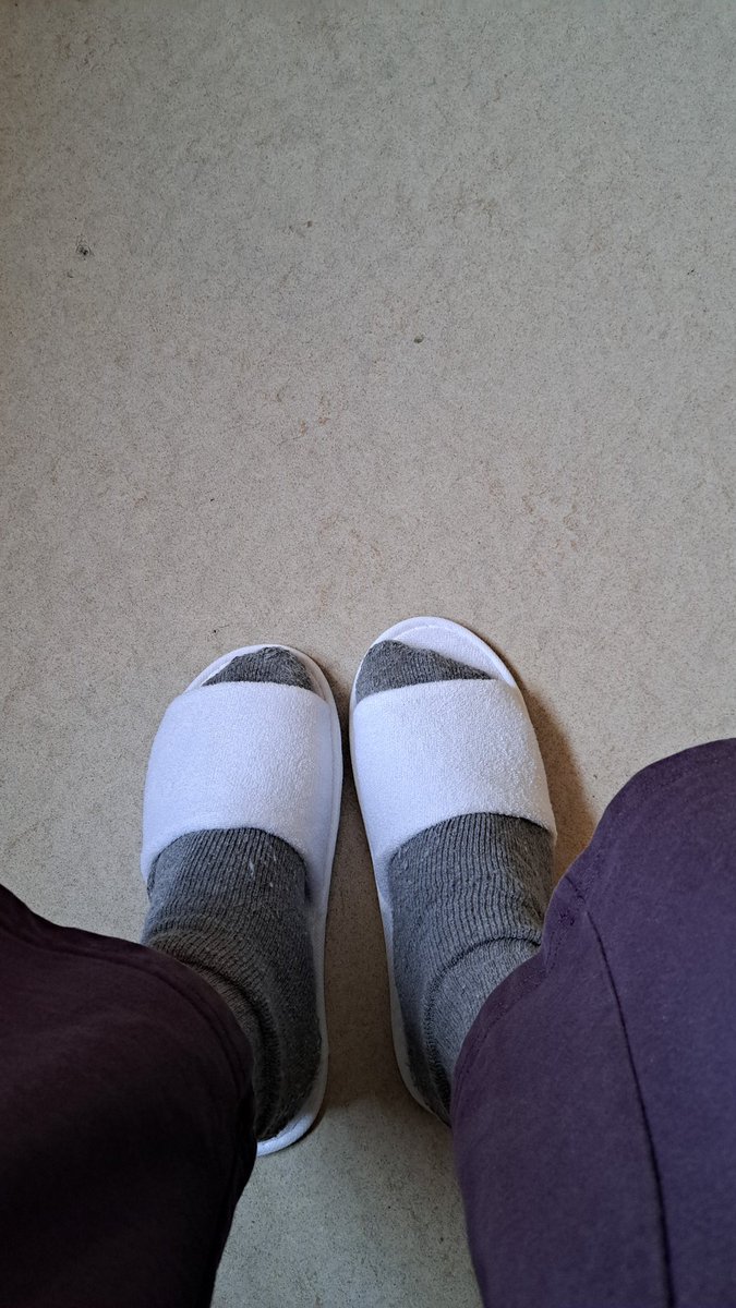 Im KH mit KH-Schlappen. 
Beste Weihnachtszeit seit langem.