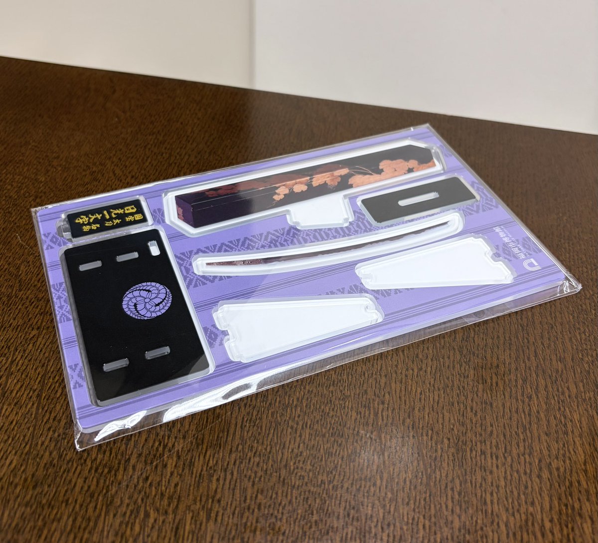 【お知らせ⑤】
そして！「刀剣アクリルスタンド #日光一文字 」も同日発売！（税込2,310円）👏☺️みんなの憧れ、「葡萄文蒔絵刀箱」もセットになっておりますので、並べて飾ったり一緒におでかけしたりできます！🍇