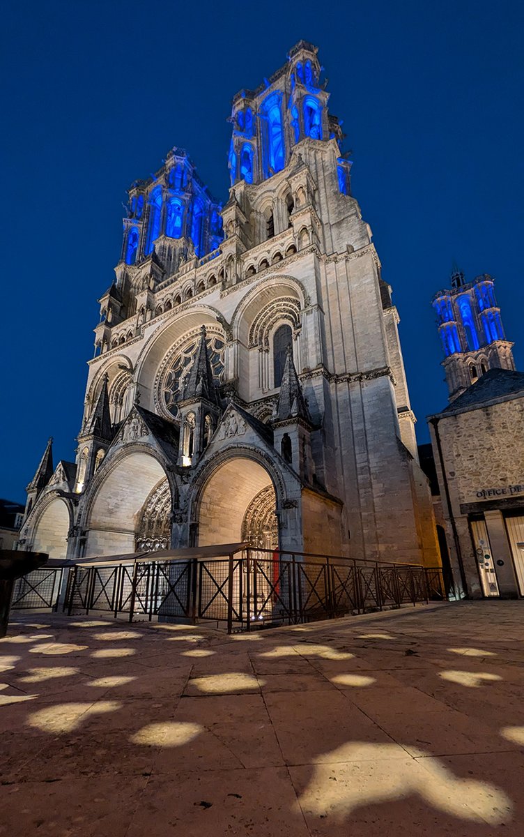 #CeJourLà en 1585 une catastrophe survint selon un chanoine dans la #cathedrale de #Laon : un éclair ⚡️ ayant l'apparence d'un chien monstrueux traversa la nef de part en part...  
#Aisne #hautsdefrance #picardie #orage #Noël #OTD