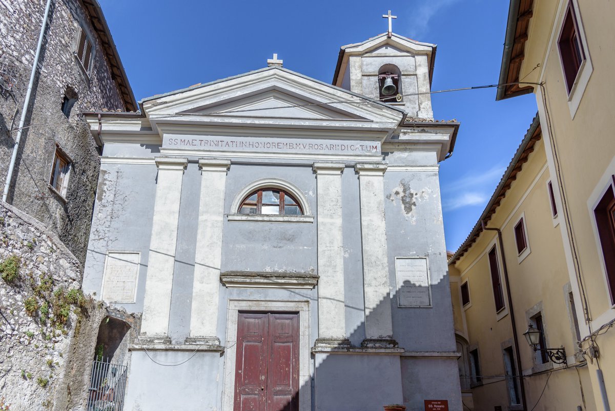 Oggi per la Rubrica "Scatti Sparsi tra i Lepini"
Nel cuore del borgo di Gorga, tra vicoli silenziosi e case raccolte attorno al centro storico, si affaccia la Chiesa della SS. Vergine del Rosario.
Un altro piccolo tesoro da scoprire camminando senza fretta nei nostri borghi.