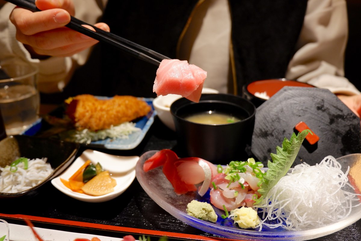 【熱海・チップ】駅前の“ほっとする食卓” 、昭和から続く温かな食堂の記憶
第一ビルの階段を上がると現れる「チップ」。
ここは、観光地の入口にありながら、長く地元の日常を受け止めてきた食卓です。
詳しくは izu-letters.jp/column/detail.…