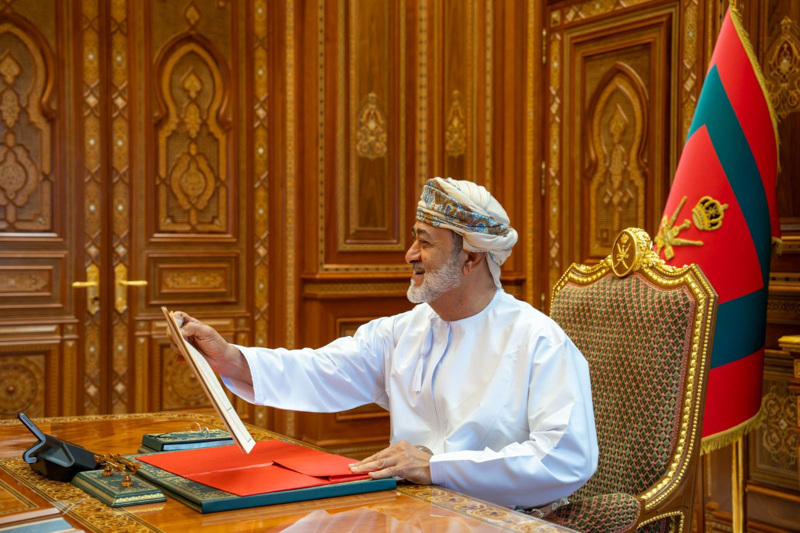 جلالةُ السُّلطان المُعظّم /رعاهُ الله/ يؤكد على أنّ مسؤولية التعامل مع القضايا المطروحة على المستوى الوطني هي مسؤولية مشتركة بين كافة مؤسسات الدولة وأجهزتها للإسهام في معالجة التحديات وتطوير السياسات العامة ومساندة توجهات الدولة في تحقيق مصلحة الوطن وخدمة مواطنيه 