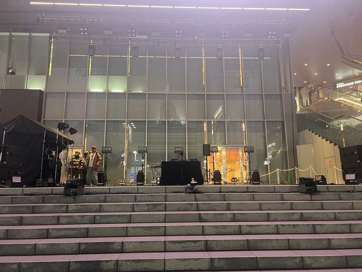 phJX4YkjLNEBhz5's tweet photo. #KVIBABA 歌舞伎町Live 中止の可能性大
開始前に周辺通路まで満杯 通行不可 開始後 1人でも走ったり動く人がいたら中止アナウンス 開演時間になっても始まらず緊張状態が続く #シネシティ広場 今年最大動員 https://t.co/GfzGzohPi4
