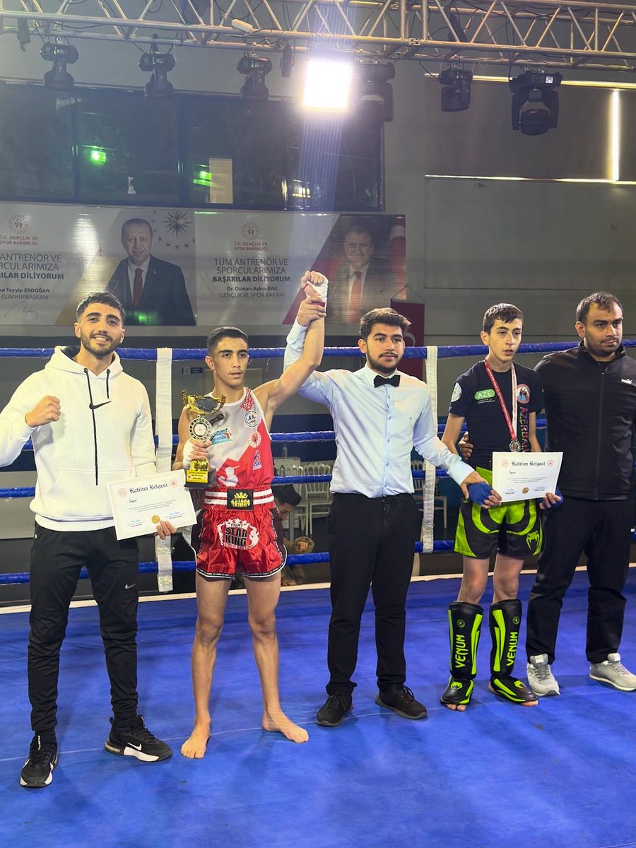 bingolbel's tweet photo. 📍 Bingöl Belediye Yaşam Spor Kulübü

21 Aralık 2025 Pazar gecesi Bitlis/Tatvan’da; İran, Azerbaycan ve Türkiye’nin birçok ilinden yaklaşık 200 sporcunun katılımıyla düzenlenen Uluslararası Muay Thai Dövüş Gecesinde, kulübümüzün lisanslı sporcusu Berhan Akarbulut büyük bir başarıya imza atarak Altın Madalya kazandı.

Azerbaycanlı rakibini nakavtla mağlup eden sporcumuz, elde ettiği bu önemli dereceyle bizlere büyük bir gurur yaşattı.

Sporcumuzu ve emeği geçen antrenörlerimizi tebrik ediyor, başarılarının artarak devamını diliyoruz. 🥇💪