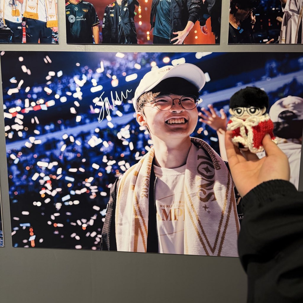 p0_0q_27's tweet photo. 미니산타혁이랑🎅🏻🐈⬛
#TeamFAKER T1화이팅! https://t.co/v6xeOC8ewa