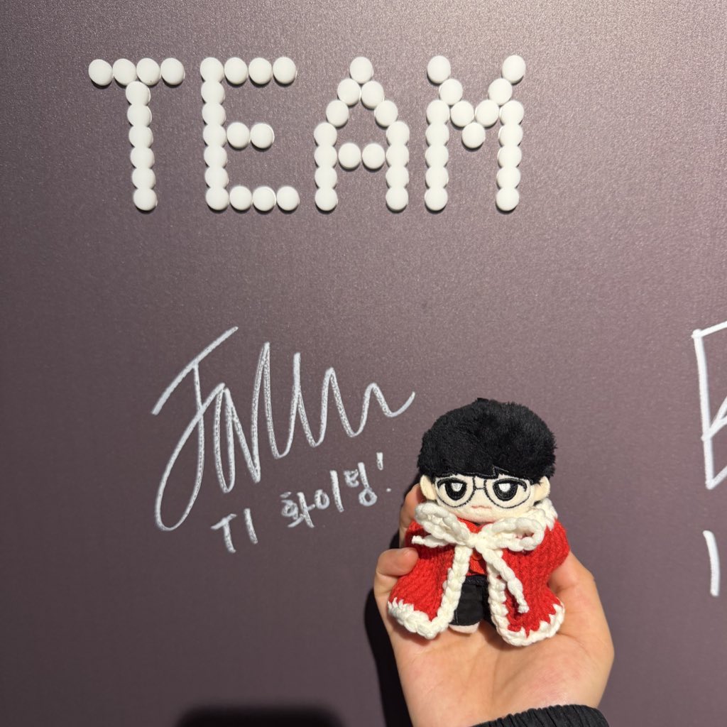 p0_0q_27's tweet photo. 미니산타혁이랑🎅🏻🐈⬛
#TeamFAKER T1화이팅! https://t.co/v6xeOC8ewa