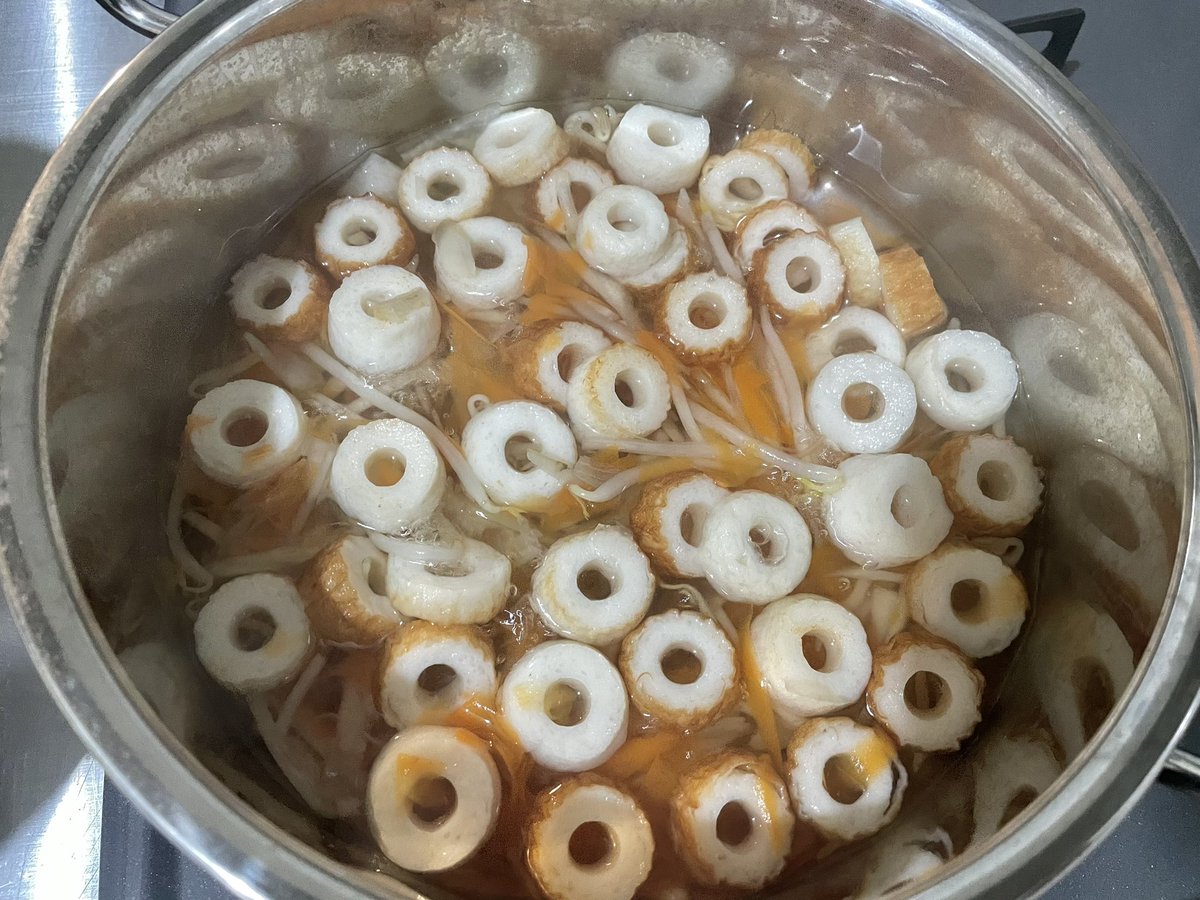 味噌汁はつくったんだけど、賞味期限近いちくわを全部入れたら圧がすごい