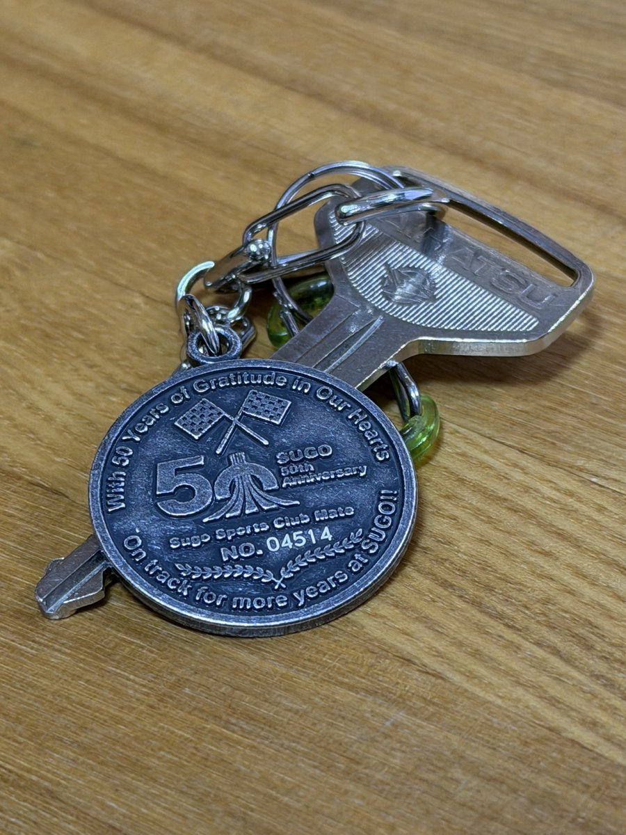 SUGOから50周年の記念品でキーホルダーが届いた。なんと会員番号入り。ツボを押さえてますねー。
早速緑エッセのキーに取り付け。