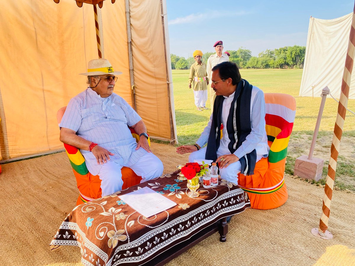 ks_uchiyarda's tweet image. नव कोटी मारवाड़ रा सिरमौर, परम आदरजोग जोधपुर दरबार बापजी हिज हाइनेस महाराजा गजसिंह जी साहब नै तिथि अनुसार जन्मदिन री घणी घणी बधाई अर हार्दिक मंगळकामना सा।

माँ चामुण्डा आपनै सदा निरोगा राखै, आपरी आयु हजारां वर्षां तक वधावै। बरसगांठ रा पावन अवसर माथै अपार मंगळमय अर शुभकामनावां सा।…