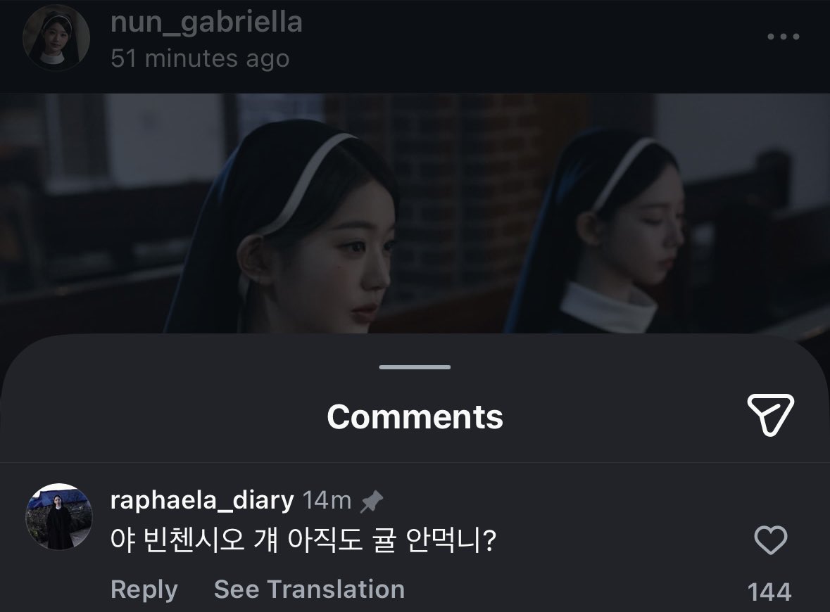ujiminphoria's tweet image. Raphaela caption: sis
Gabriella reply: Unnie, Vincentio grew to 190cm

Gabriella caption: Unnie 👩🏻‍❤️‍👩🏻
Raphaela reply: Hey, does Vincentio still not eat tangerines?

LMAO WHAT IS THIS😭