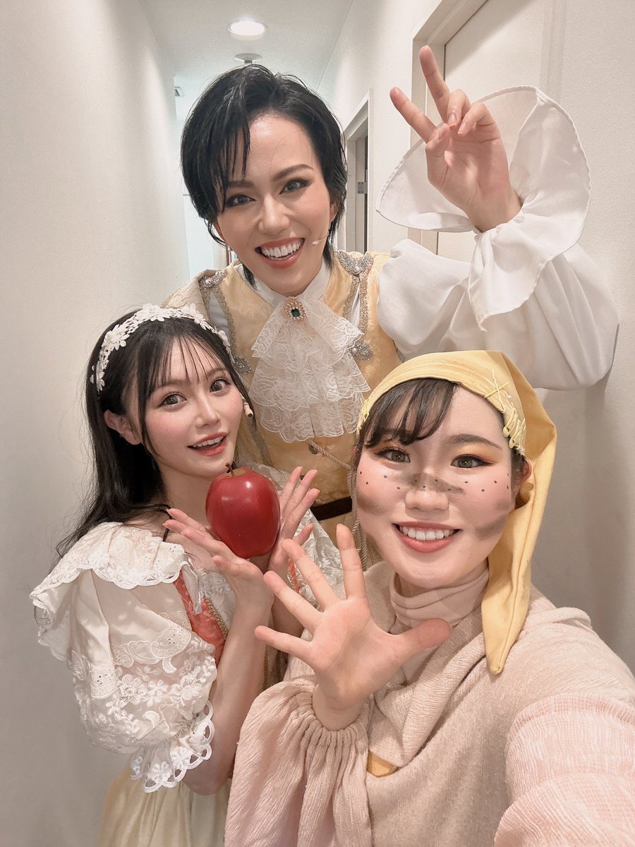 ３日目！折り返し！
ありがとうございました✨️

るみさんから差し入れでいただいたミカンを持って楽屋のみんなで🍊📸
と、王子と姫とスリーショット🥰💛

明日で終わっちゃうの寂しいよぉ〜🥲🥲
千秋楽も全力でお届けします🔥！！！

#東少白雪姫 #込山榛香 #飛龍つかさ
