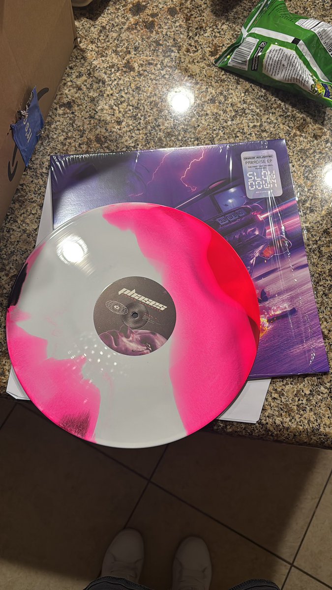 theCAsource's tweet image. #catwt this is the REPLACEMENT amazon sent me amazons entire batch is messed up do NOT buy paradise from amazon guys omfg I’m getting a refund now idc