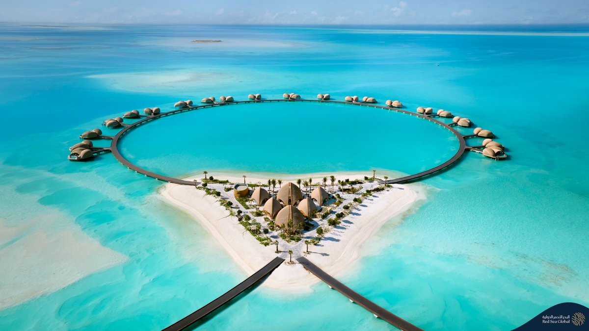 RedSeaGlobalAR's tweet image. من زائر إلى مالك؛ اختار الأسطورة @Cristiano "منتجع نجومه، ريتز-كارلتون ريزيرف" في #وجهة_البحر_الأحمر ليكون منزله الخاص 🌊. خطوة تؤكد تفرد وحدات #البحر_الأحمر_ريزيدنسز في تقديم نمط حياة يجمع بين الخصوصية المطلقة والنهج المتجدد في قلب الطبيعة ✨.

للمزيد: ms.spr.ly/6016tqCCq