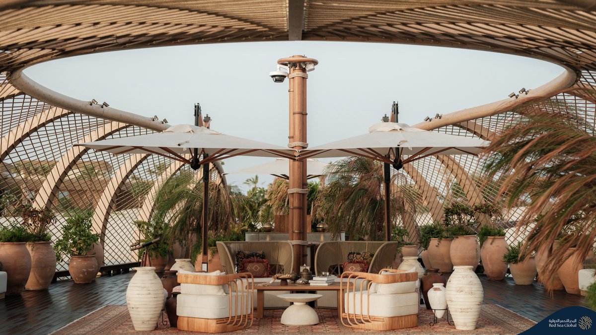 RedSeaGlobalAR's tweet image. من زائر إلى مالك؛ اختار الأسطورة @Cristiano "منتجع نجومه، ريتز-كارلتون ريزيرف" في #وجهة_البحر_الأحمر ليكون منزله الخاص 🌊. خطوة تؤكد تفرد وحدات #البحر_الأحمر_ريزيدنسز في تقديم نمط حياة يجمع بين الخصوصية المطلقة والنهج المتجدد في قلب الطبيعة ✨.

للمزيد: ms.spr.ly/6016tqCCq