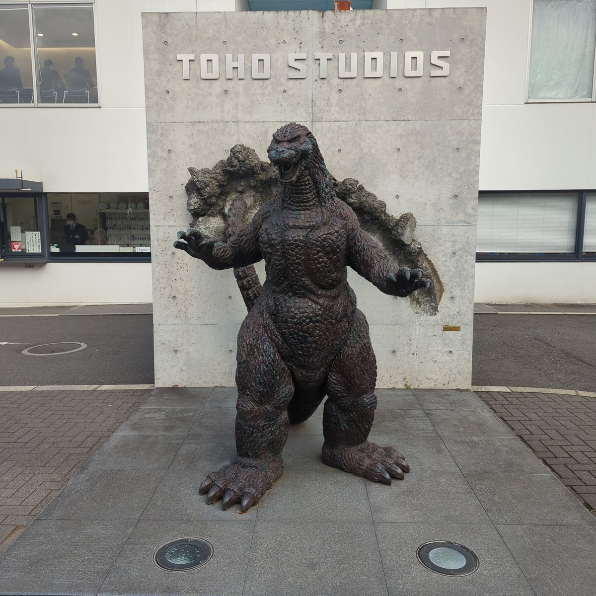 少し用事で東宝に来ました！！
久しぶりのゴジラ像！