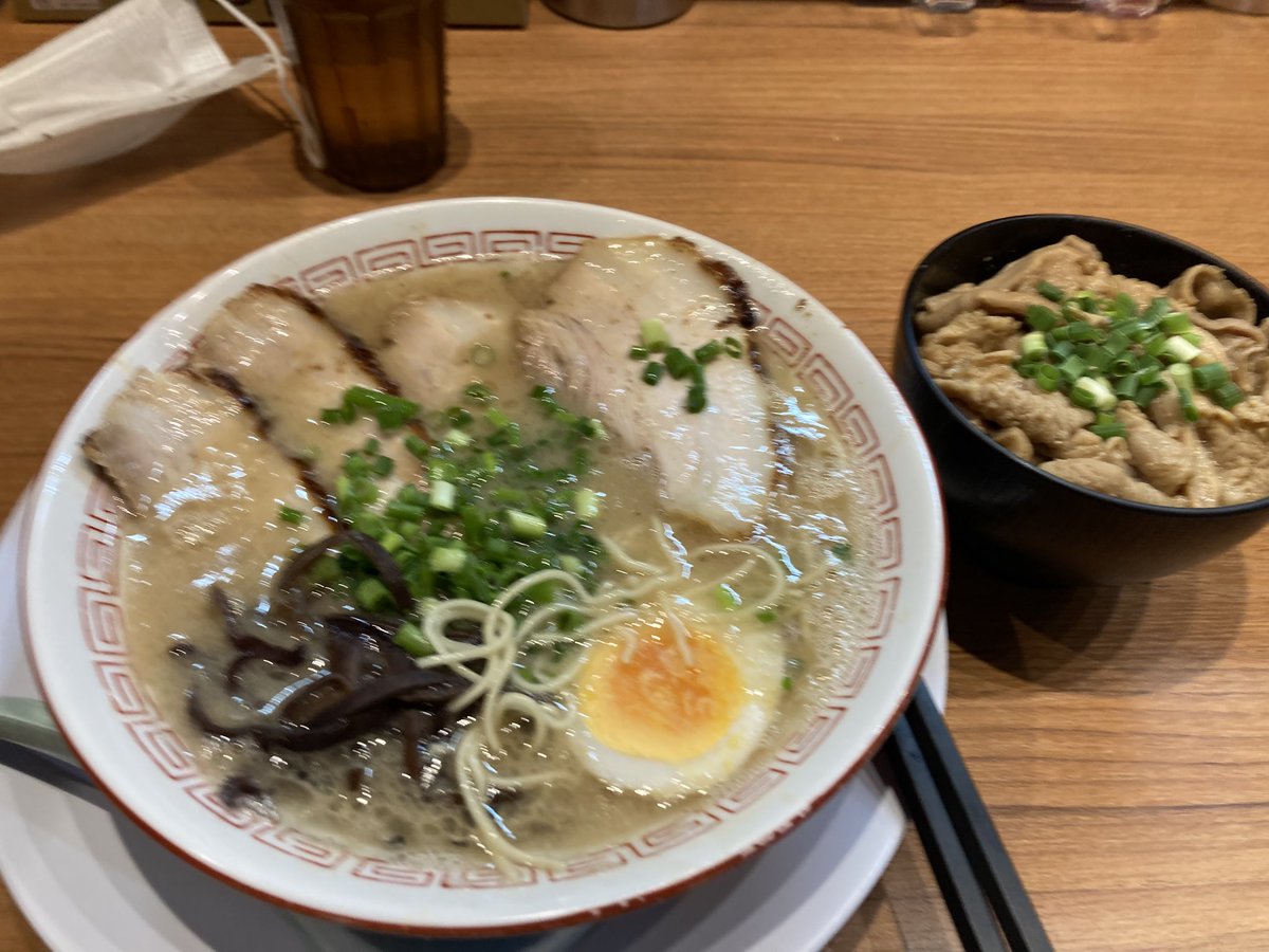 ike4d's tweet image. 念願（大袈裟）のだるま大使で食事、当分これないので替玉までして完食（写真は手を付けてから撮影）