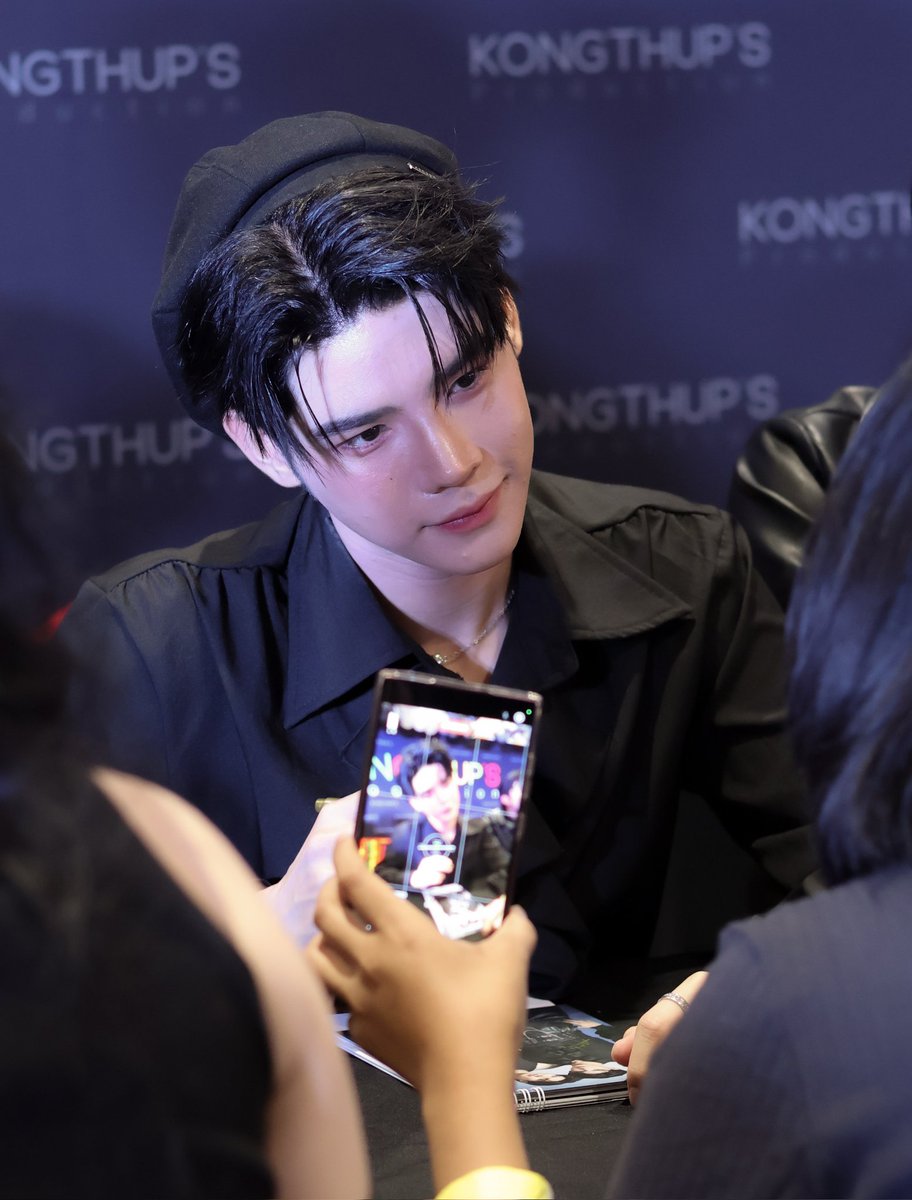 สายตาน้องอาร์มคือแบบละมุนมาก🥰
ถ้าพี่เป็นคนตรงนั้นพี่อาจจะตายตรงนั้นเลย 😅

KONGTHUP FANSIGN DAY
#KongthupFansign2026
#Armchaiyapat
