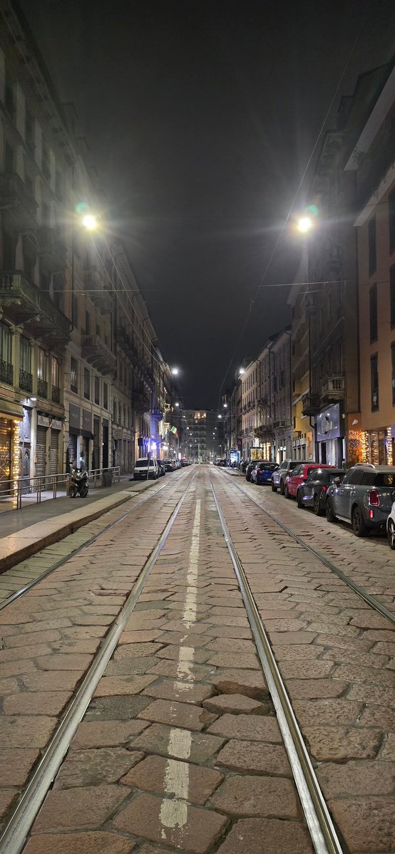borghi_claudio's tweet image. Belli freschi, cambiate le camicie, si sperimenta se le notti più lunghe dell'anno sono veramente così e si lascia una Milano "splendente di luminarie natalizie" 😩👇  grazie al sindaco Sala e si torna a Roma per votare un bilancio per una volta davvero migliorato dal Parlamento.