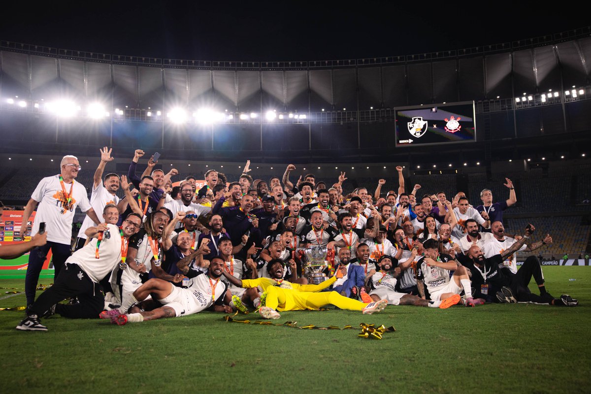 Corinthians's tweet photo. OS CAMPEÕES! 🥇🏆

📸 Marco Galvão / Corinthians

#TETRAPoderosoTimão
#VaiCorinthians https://t.co/MQ31Ngf2sA