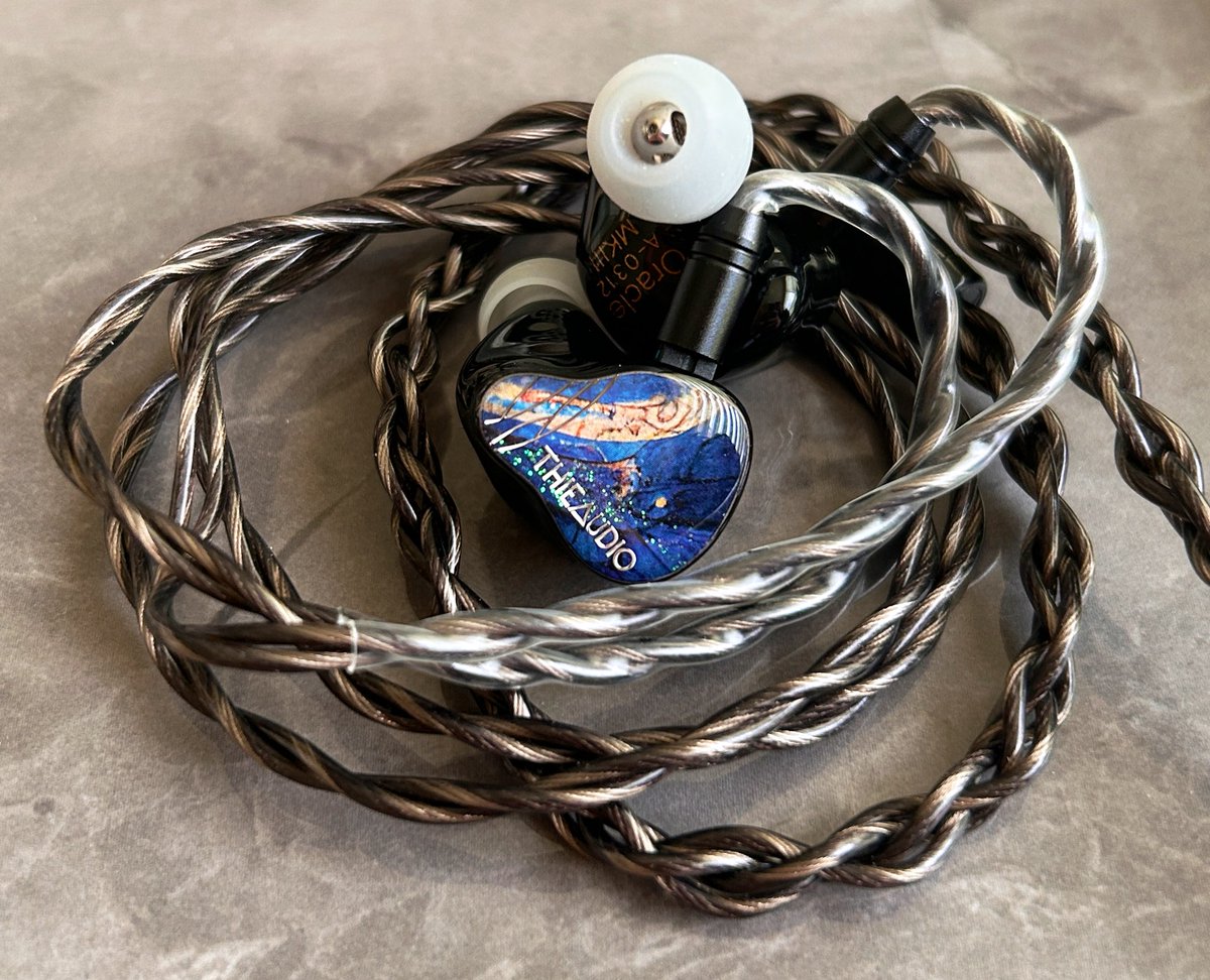 こんにちわ♪
やっぱり愛機との組み合わせは抜群に良かった〜
もう少し聴き込んでみたいと思います。
別世界に🌍運んでくれます✨

✨本日のセット✨
THIEAUDIO Oracle MK III
GYHiFi-198
JIJU REVJET