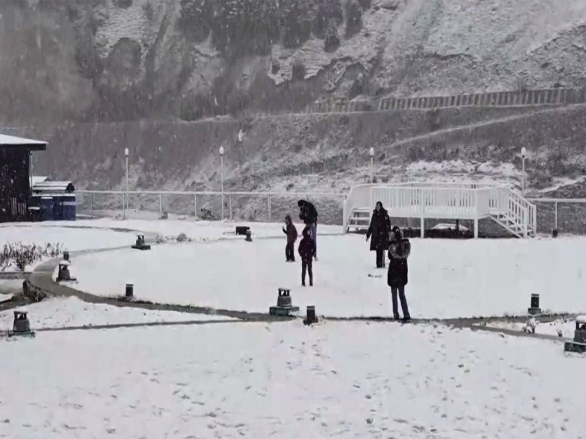TareenAneesa's tweet image. #Sonamarg in the #Kashmir Valley witnessed the first #snowfall of the season on Sunday, covering the region in a thick blanket of white, while #Srinagar continues to experience a persistent cold wave with foggy mornings.
@rishi_suri @ROUBLENAGI @Babymishra_ @HarishK04131926