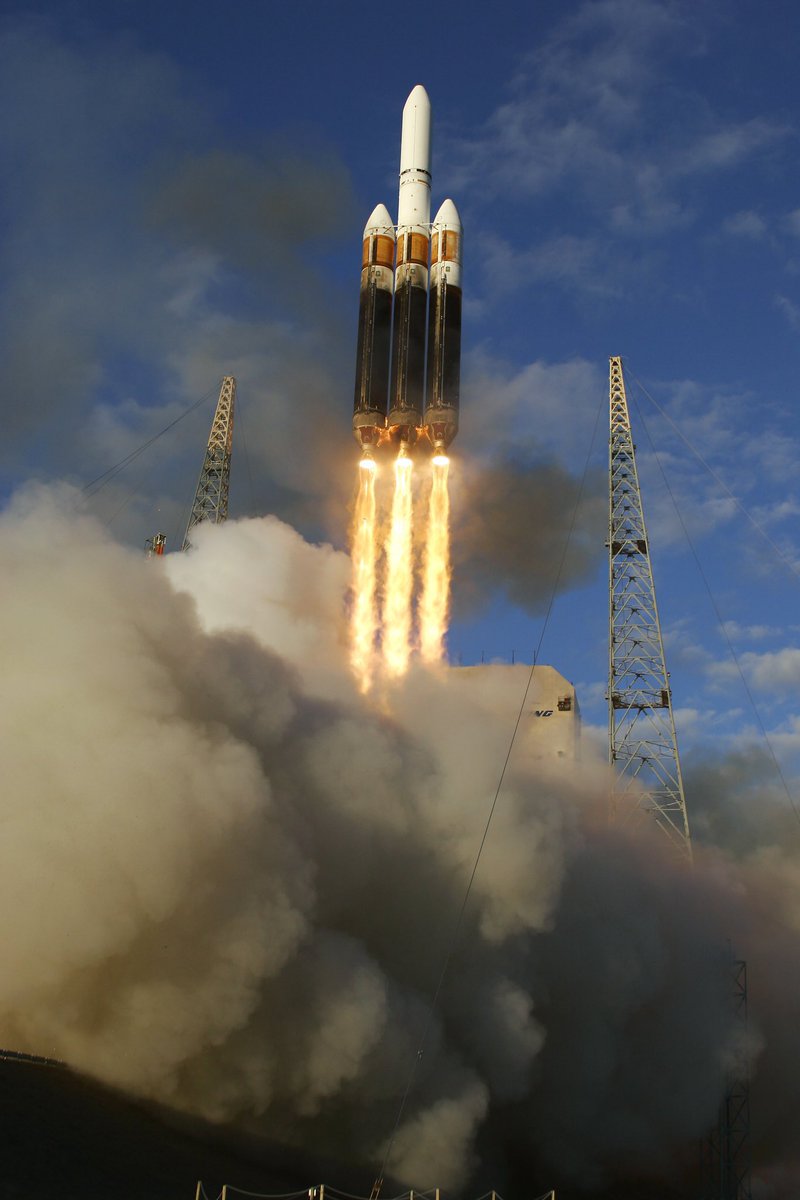 billmeco's tweet photo. #OTD 21 years ago the first #launch of the #Boeing #DeltaIV #Heavy carrying #DemoSat & #3CS 1-2 https://t.co/727CMq4dnZ https://t.co/5G5ypt8gzD