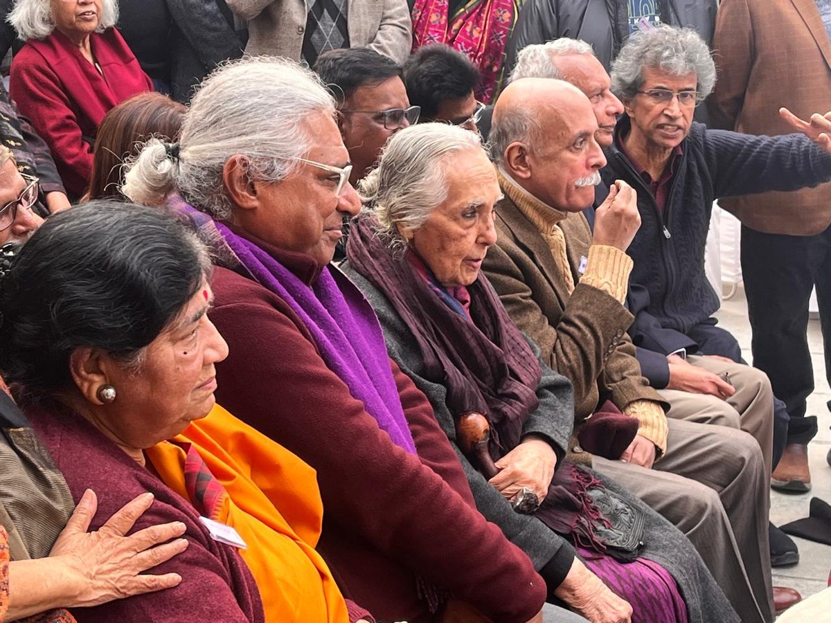 At the CHS alumna get together yesterday (1970s &amp; 1980s batches). With the four of my batchmates (1984) who were there, and the lovely, and matchless Romila Thapar! Such a fun afternoon, despite the rotten smog :)

Joys of #JNU