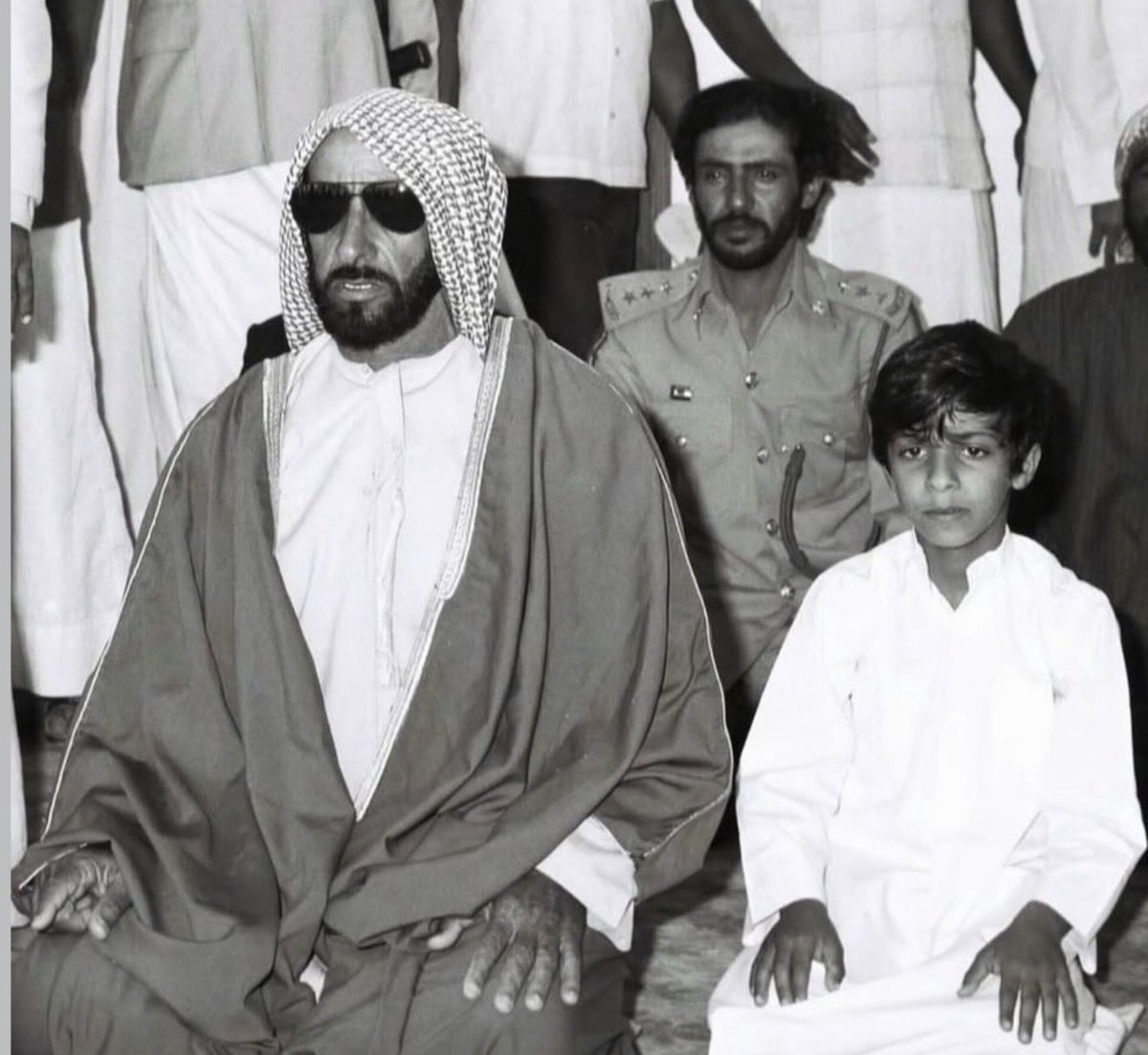 عضيد رئيس الدولة الشيخ منصور بن زايد بجانب والده الشيخ زايد بن سلطان الله يرحمه ويغفرله.. عيال زايد الغرس المبارك تربية أبوهم .. من وقت التأسيس .. سنعهم ثابت ونهجهم واضح عسى الله يبارك فيهم و يوفقهم.