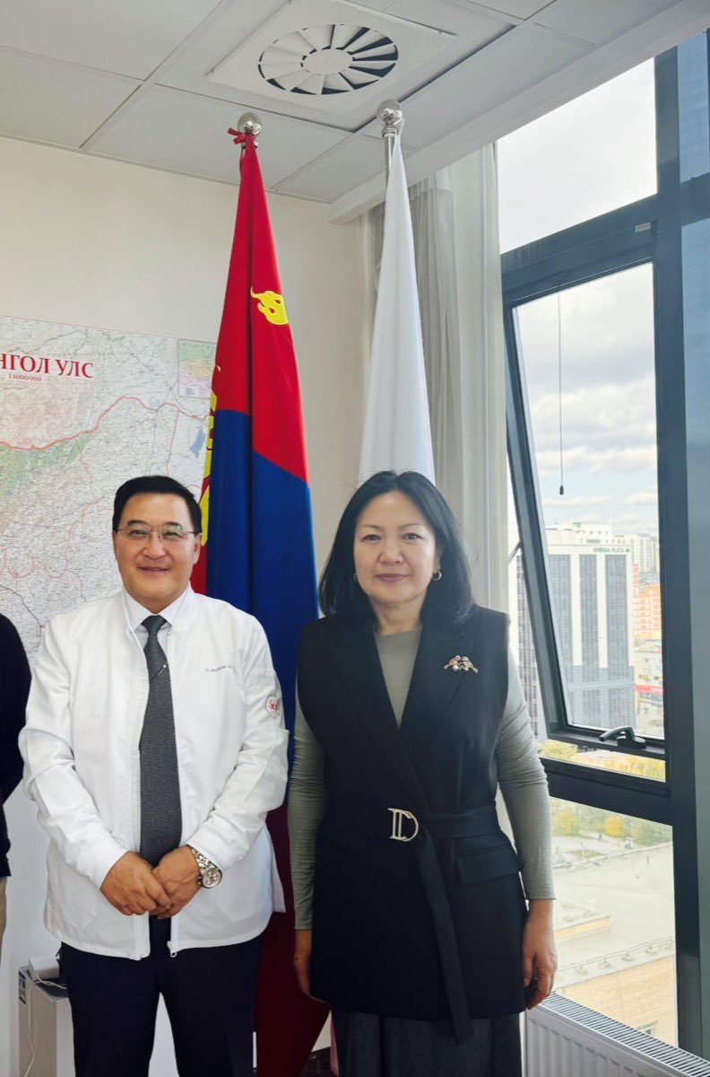 Хэсэг хугацаанд завсарлаад бсан Өвчтөний сэтгэлийг асрахуй төсөл Хавдрын эмнэлэгт дахин үргэлжлэхээр болсныг дуулгахад тун таатай. 

Тус эмнэлэгийн удирдлага Ерөнхий захирал, МУ-ын Хүний гавъяат эмч, АУ-ны доктор, Профессор, Ц.Батболдтой уулзаж, эмнэлэгтэй хамтан ажиллах санамж