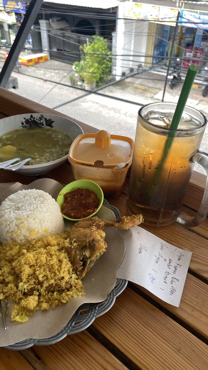 szzaaint's tweet image. sepiring ayam kremes setelah osce