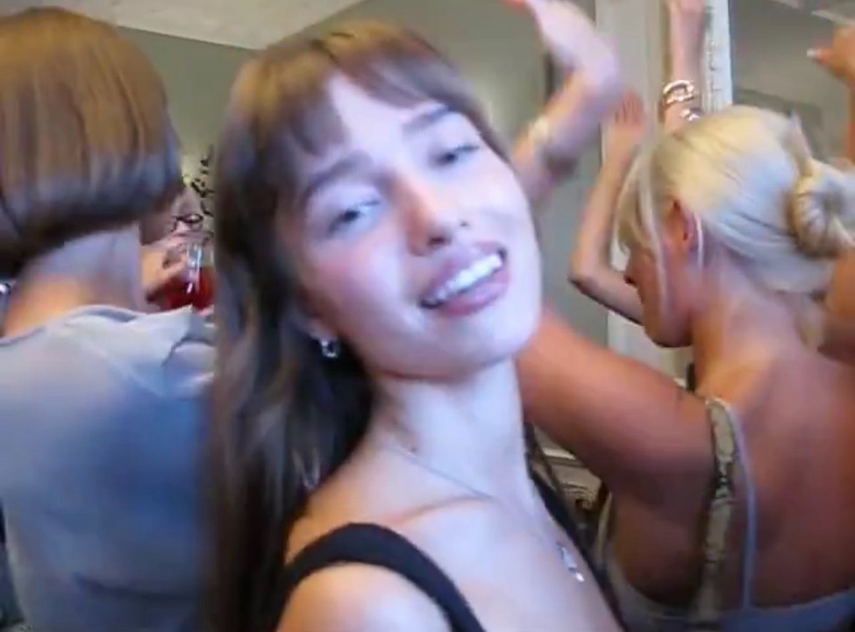 i actually like when a girl is a little bit barnyard looking like this