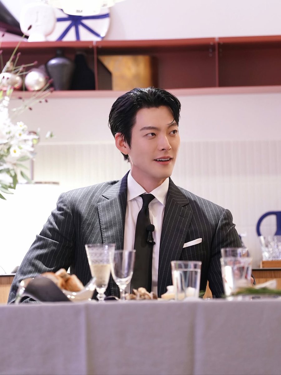 돌고돌아 최고는 순정이라고 결국 남자는 셔츠 넥타이 수트가 진리다 드라마에서 랄프로렌이 말아주는 수트 기깔나게 소화하는 김우빈 나만 보고 싶냐고..