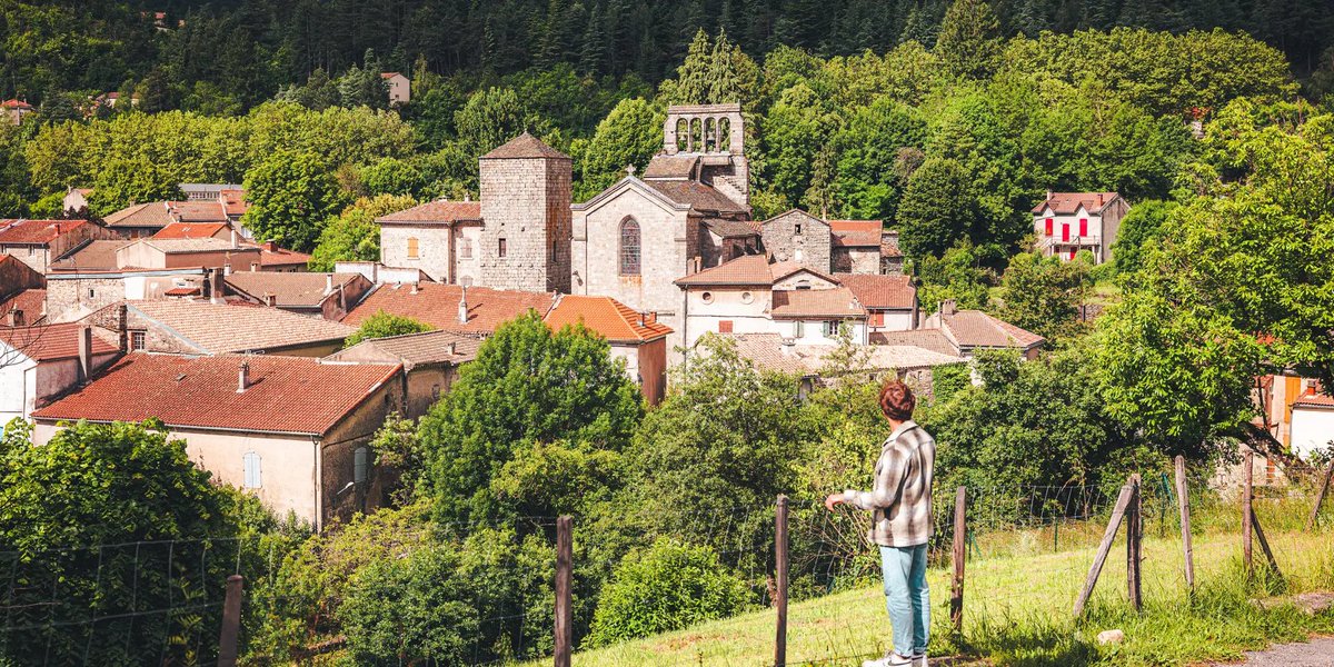 ElChaca99718473's tweet image. Le maire de Genolhac (Gard) impose la #joie.
“Toute personne résidant ou traversant la commune entre le 19 décembre  2025 et le 4 janvier 2026 inclus est priée d'arborer un sourire radieux  et d'adopter une attitude positive en toute circonstance”