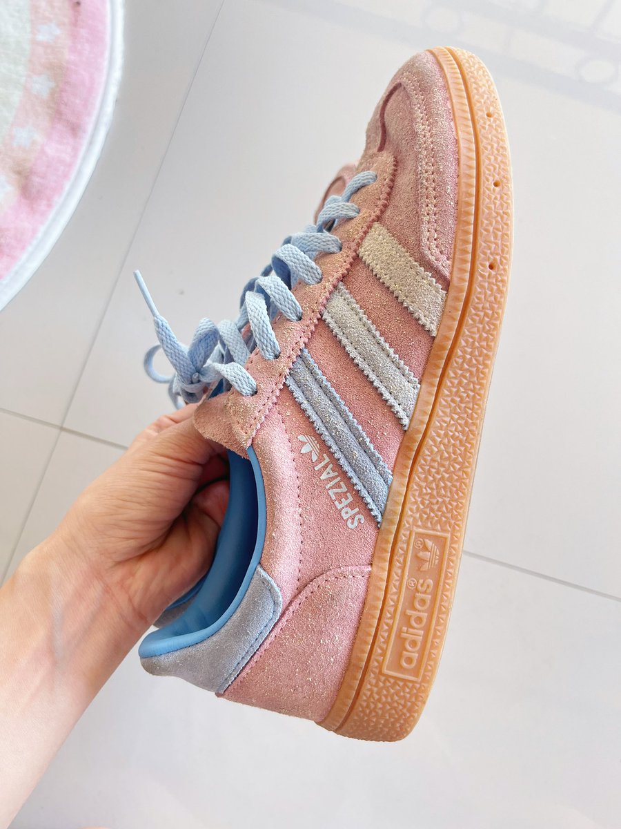 handtwolili's tweet photo. ส่งต่อ adidas handball spezial สีชมพูฟ้า
มีร่องรอยการใช้งานนิดหน่อยค่ะ
Size 37.5
Price 1650 ส่งฟรี🪽💝 (ออกช้อป ญปค่ะ)

#ส่งต่อรองเท้า #ส่งต่อรองเท้าadidas #adidas #ส่งต่อรองเท้าผ้าใบ #ส่งต่อรองเท้ามือสอง #รองเท้ามือสองของแท้ https://t.co/EoNHwPq5yg