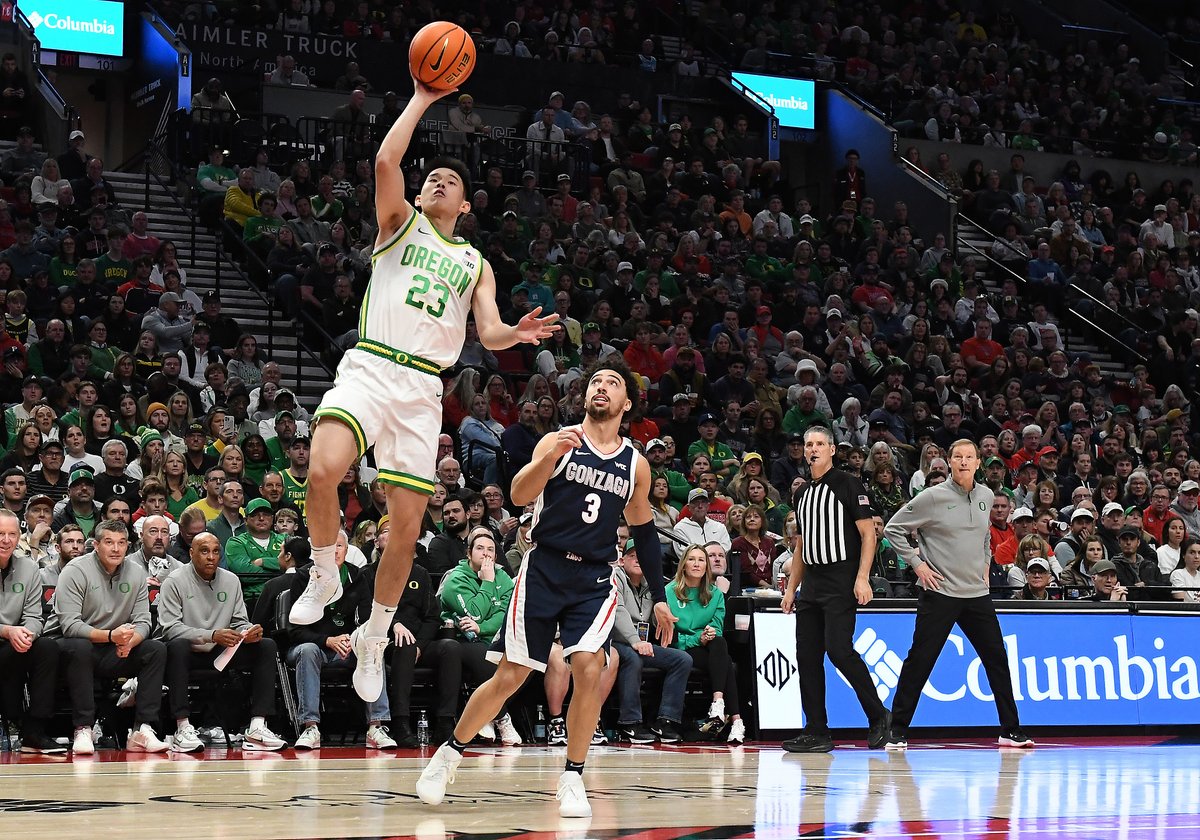 CGTNSportsScene's tweet photo. 🏀#GonzagaBulldogs edged #OregonDucks 91-82, but shoutout to #LinWei 🇨🇳 for a new career-high 9 PTS off the bench in 16 mins: 4-3 FG, 1-1 3PT, 2-2 FT + 1 REB, 2 AST.

#TrailBlazers’ #YangHansen showed up at Moda Center to cheer on his compatriot. Postgame snap=friendship goals.📸 https://t.co/tG06fP1xvF