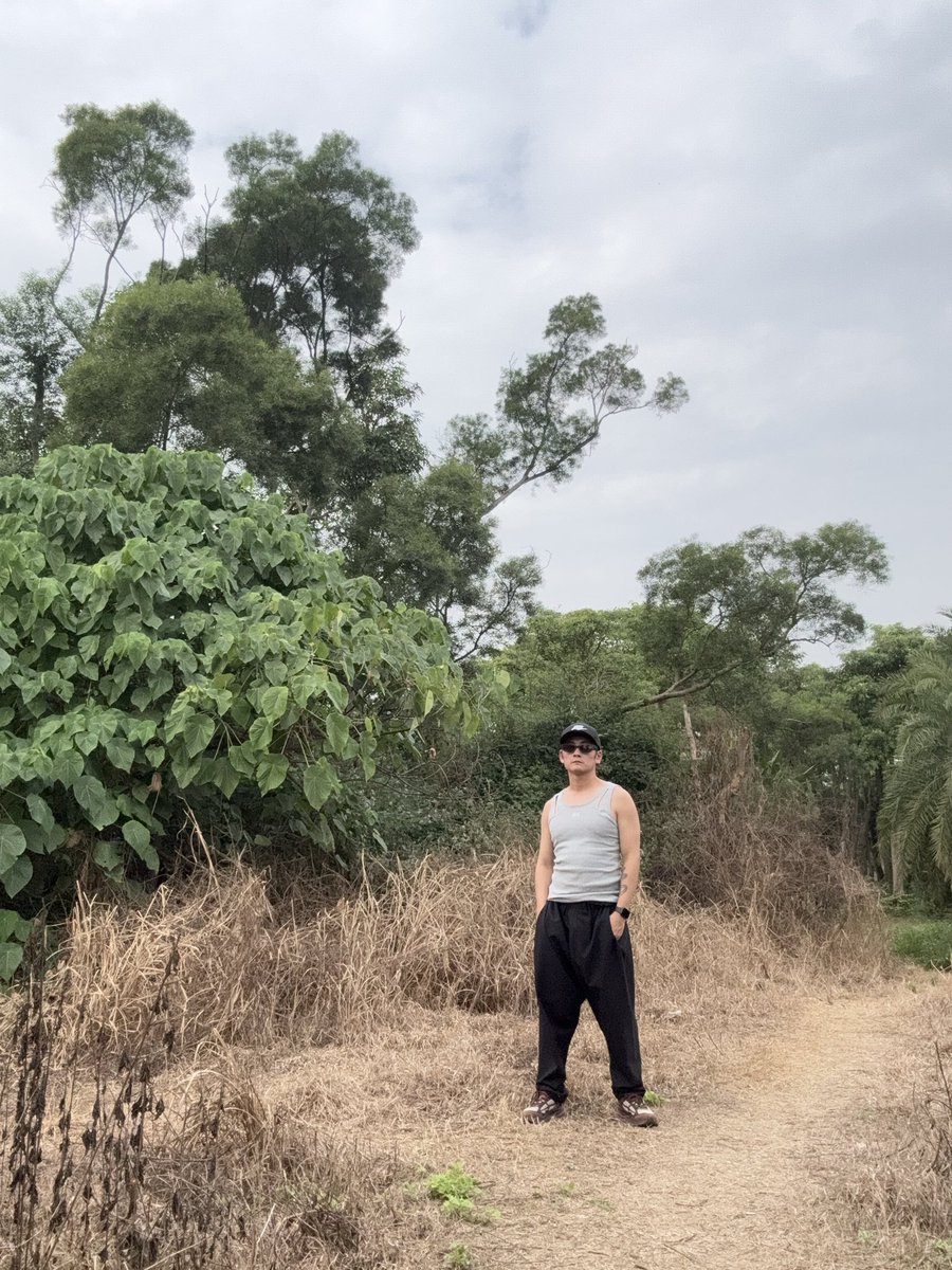 來探勘裸曬點
還真的有個阿伯在裸曬，酷酷酷
