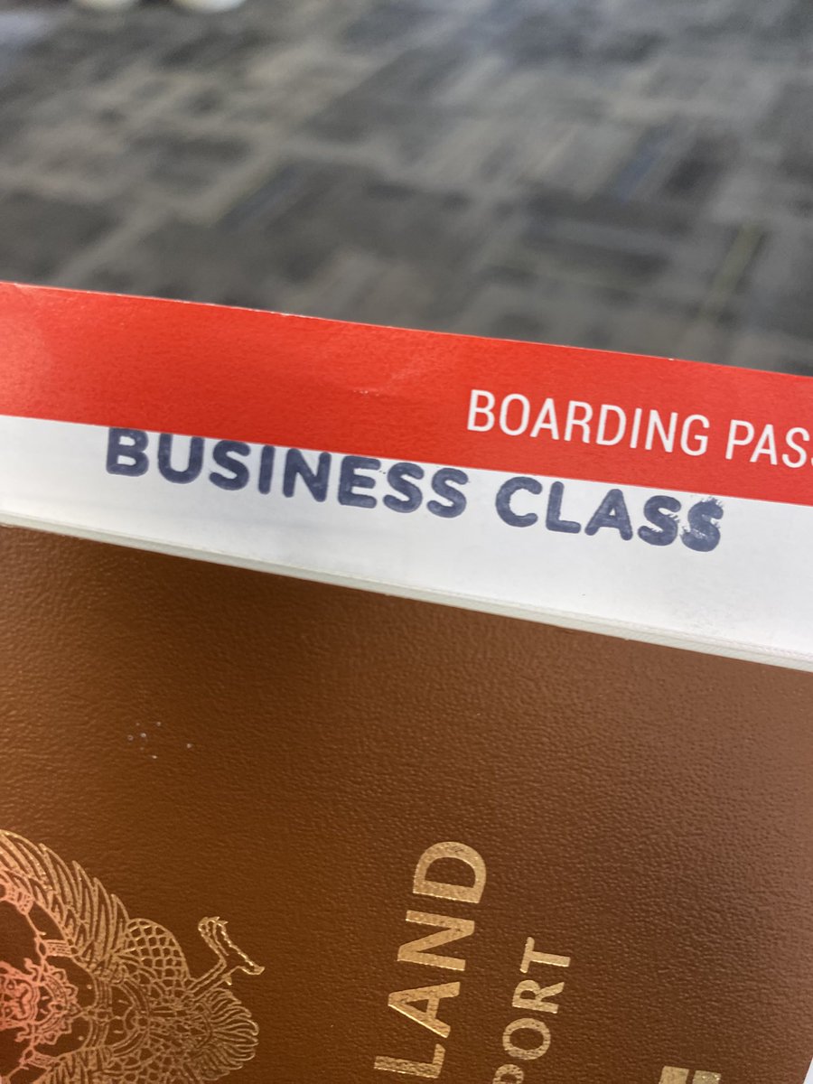 รีวิว flatbed ของแอร์เอเชียx

เข้าแถว ก็แยกไปเข้าบิสเนส 
แถวสั้น กระเป๋าแปะexpress ลงสายพานมาก่อน

ที่นั่งปรับนอนราบได้ มีหมอนผ้าห่ม

เรียกง่ายๆว่าเหมือนบิสเนสคลาส
แค่ตัดบริการอันอบอุ่นใจออกไปแค่นั้น

ส่วนตัวชอบมาก ติดใจ 
ราคาไม่แพง นอนราบได้
บินนานๆขอแค่นอนราบได้แค่นั้นก็พอแล้ว