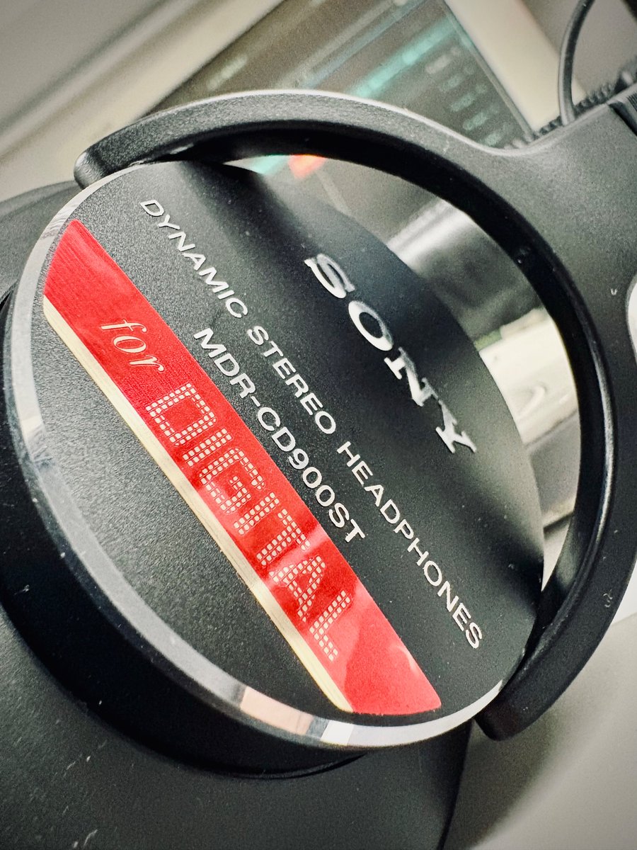 何度もリワイヤリングして使い続けてきたヘッドホン。新調して、いざ新たな編集の旅へ…！
#sony #900st