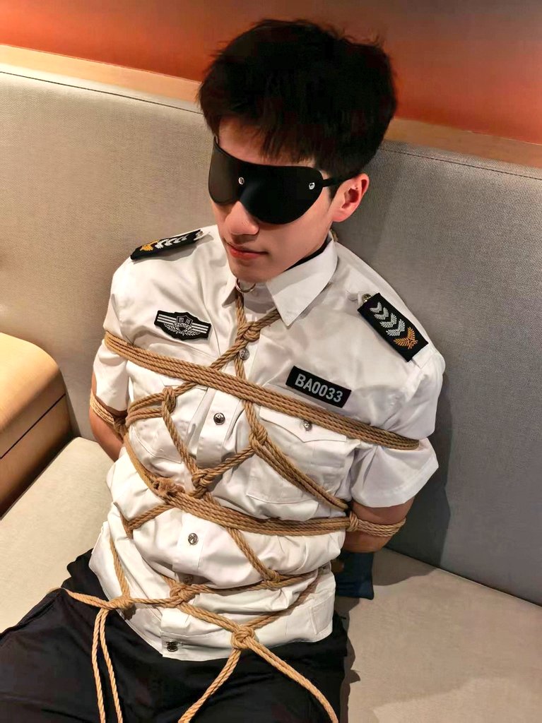 是洛离不是萝莉！ tweet media