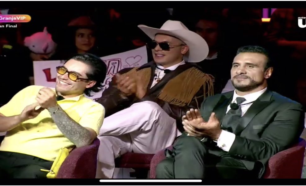 Buccifresa's tweet image. Las caras de los Exgranjeros cuando les toco recibir a Eleazar, quien se ve mas ardidillo? 
Empiezo yo: Caro y Patron ni siquiera pueden voltar a verlo 🫠 #LaGranjaVIPMX #LaGranjaVIP #LaGranjaVip